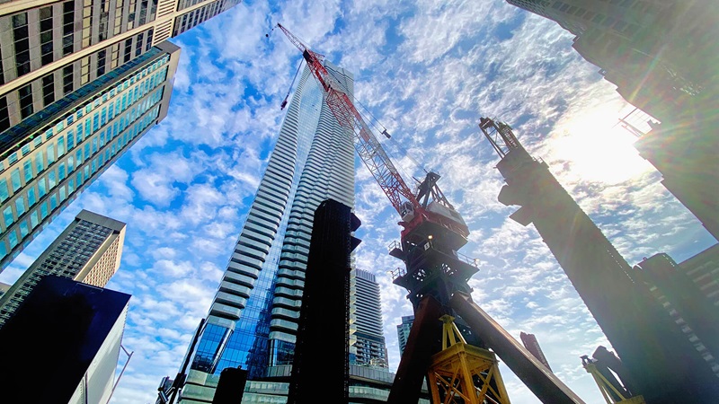 Skyscraper-towering-over-construction-crane buildings in Toronto